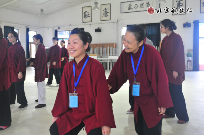 配圖：共同體驗「無極樁」的要領(lǐng)