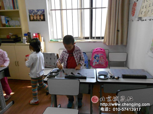 書寫的準備工作——文房四寶的擺放，是由我們自己的小手按次第鋪放好的