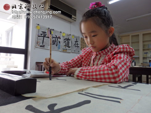 握筆的嫻熟姿勢，讓我們好生贊嘆，