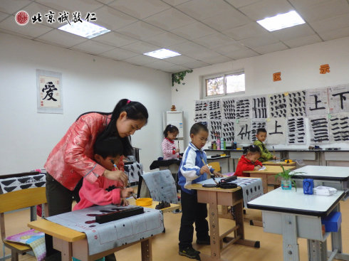 配圖：少兒班的小學員們專注的學習