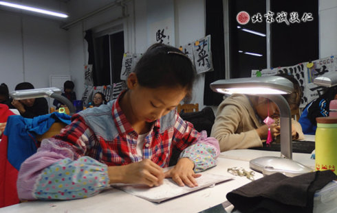 配圖：篆刻班里學員專注的習練篆刻，