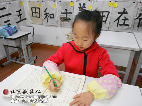 姐姐一改往日的「駝姐」形象，給妹妹做好模范