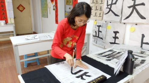  老師幫助我鋪放文房四寶，
我學會了「執虛器   如執盈」