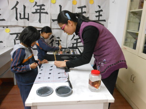 第一堂書法課，老師手把手的教學，