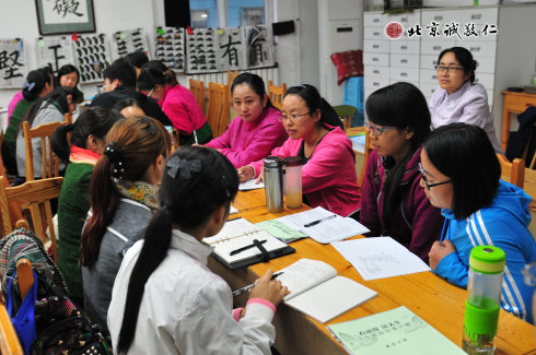 配圖：學(xué)員分組討論，交流從德育動漫中的學(xué)習(xí)體會