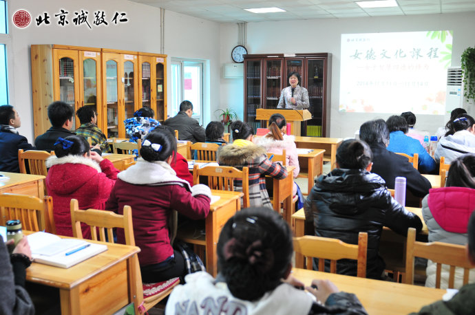  配圖：學員認真專注學習女德文化課程