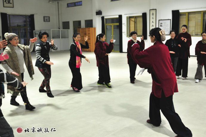 配圖：習(xí)練太極拳定勢(shì)「摟膝拗步」