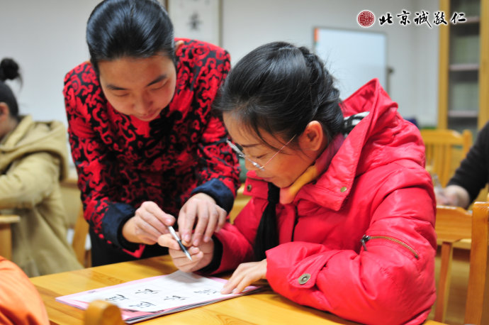 配圖：正確的握筆姿勢(shì)是成就一手好字的基礎(chǔ)