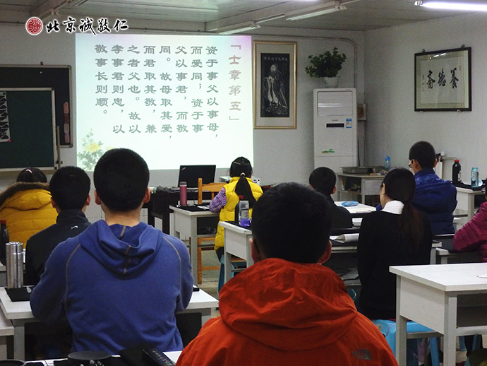 經(jīng)典誦讀課程，在老師的引領(lǐng)下，學(xué)員用心體會(huì)圣賢經(jīng)典的智慧之語(yǔ)。