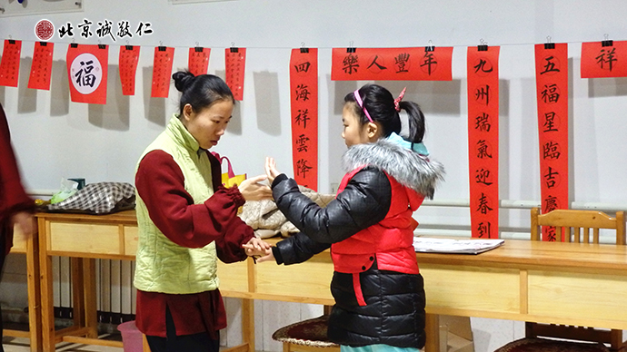 晨練太極拳，太極老師認(rèn)真指導(dǎo)學(xué)員基本功。