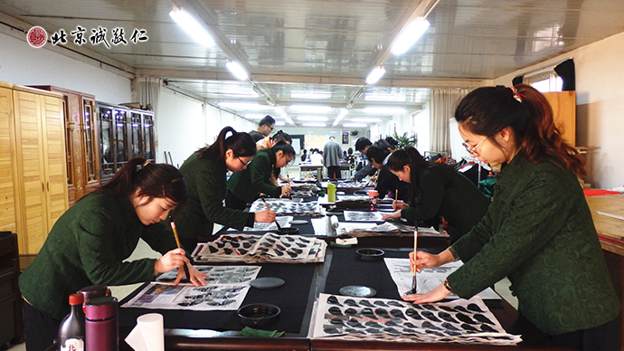 整潔明亮的書法教室，學(xué)員認(rèn)真習(xí)練書法。