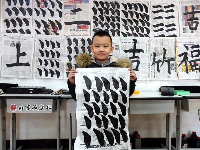 來自內(nèi)蒙古的小學(xué)員展示「人生第一點(diǎn)」