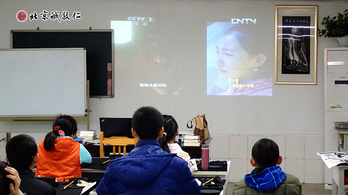 德育課程深受學(xué)員喜愛；經(jīng)典課程之外，大家一起學(xué)習(xí)當(dāng)代道德楷模的事跡。