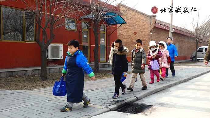 用餐時刻，小學員排隊前往餐廳有序就餐。