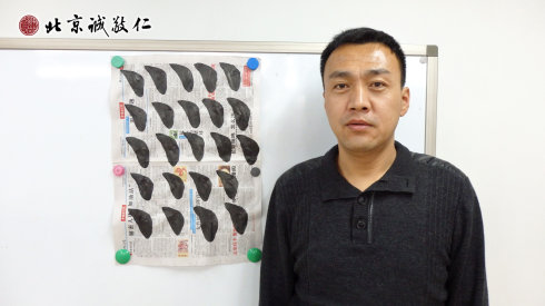 來自內蒙古的父親陪著孩子一起來學習書法