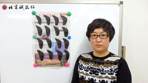 來自山西的母親陪著孩子一起來學習；