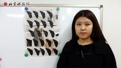 來自北京的學員展示書法習作