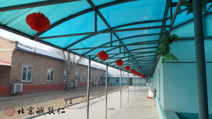 紅彤彤的燈籠，為整潔祥和的小院增添了一份節日氣氛。  