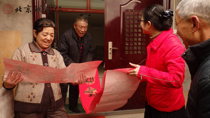 書法春聯送去一片真情，鄰里見了多歡喜