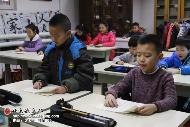 「我今年5歲，我們以前都沒寫過毛筆字，練習(xí)半年。」