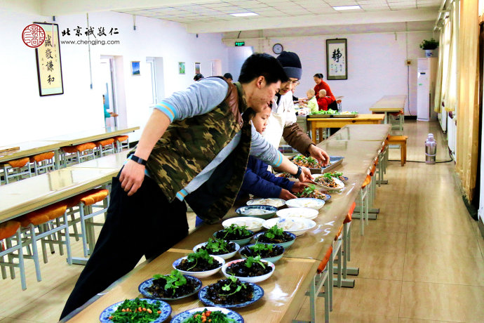 小學員們在老師的指導下，認真地學習包餃子