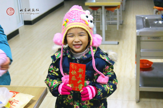 小朋友們收到了紅包，快樂洋溢在幸福的笑臉