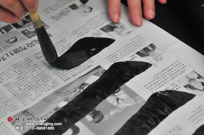 學(xué)員在練習(xí)撇。手臂需要放松，非常順暢地緩緩漸收。