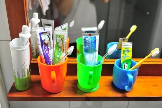 擺向整齊的牙刷，引領(lǐng)大家目標(biāo)同向、團(tuán)結(jié)一致