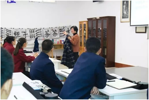 現場演示如何幫助老人穿外衣 