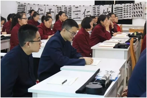 現場演示如何幫助老人穿外衣 