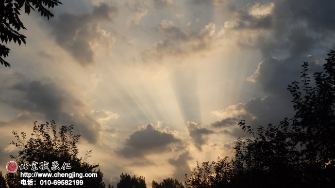 大自然的神來之筆，天地間的霞光異彩。