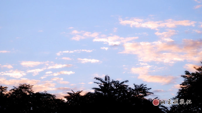 天高云淡，霞彩萬千；