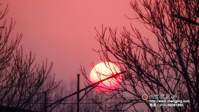 一輪紅日冉冉升起，把愛與感恩在天宇間傳遞。