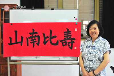 呂女士，65歲，習(xí)書(shū)2年，書(shū)法帶來(lái)身心康健和愉快的生活。