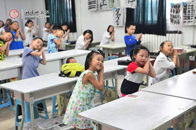 多元德藝少兒班，充滿歡樂的課堂，孩子們在快樂幸福中成長。