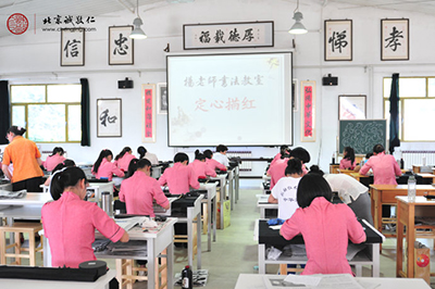 來自內(nèi)蒙古的學(xué)員團(tuán)隊展示定心描紅習(xí)作