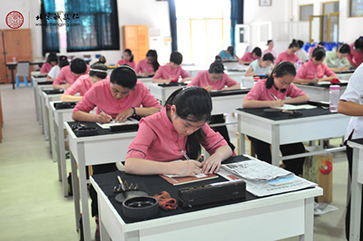 書法二班，整潔明亮的教室，朗朗讀書聲；學(xué)員共度美好學(xué)習(xí)時光。