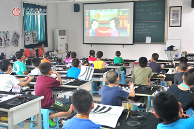 少兒班學(xué)員觀看學(xué)習(xí)《中華弟子規(guī)》