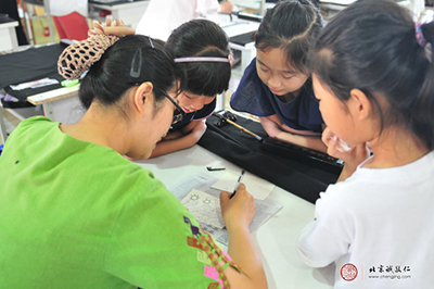 指導(dǎo)老師示范硬筆國畫創(chuàng)作 