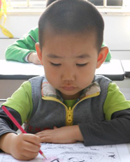 小朋友專心描畫，細心描好每一筆