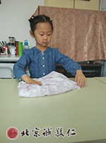 學會自己穿衣、扣扣子，疊衣服