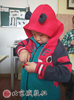 學會自己穿衣、扣扣子，疊衣服