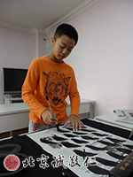 站樁懸腕書寫，練就書法基本功，提升專注能力。