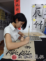 枕腕書寫，提升定力，涵養(yǎng)性情。