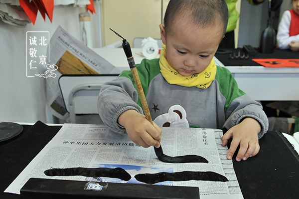 哥哥姐姐們的進步是寫春節賀詞，而我的進步是可以用墨了，歐耶！！！