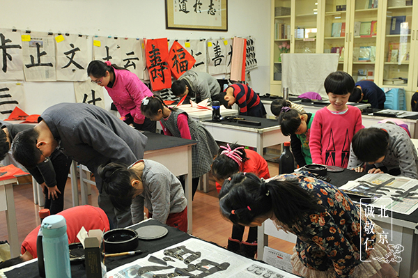 夜幕降臨，忙碌了一天的書法教室也將要迎接新的一年的到來！明年大家再次聚首時，便是共同成長的好時節！