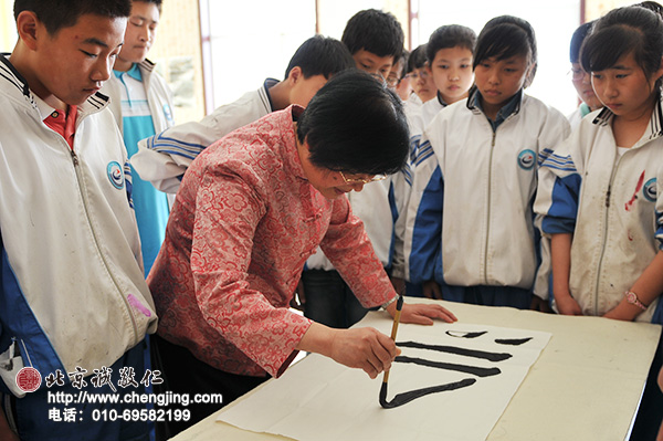 東湖中學捐贈活動后楊淑芬老師為學生指導書法