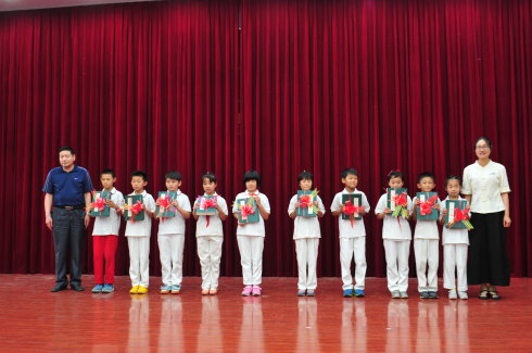 虞向陽老師與受贈師生代表合影