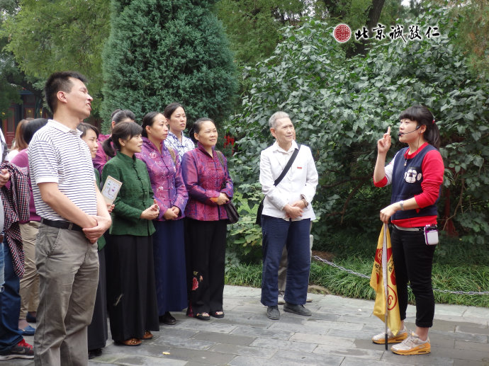 配圖：祭祀活動結束后，大家跟隨導游一同走進國子監的歷史長河