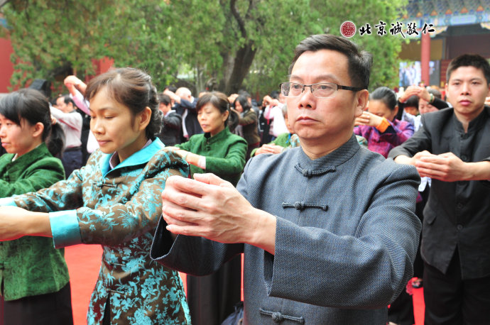 配圖：參禮人員向大成至圣先師孔子行「四拜禮」